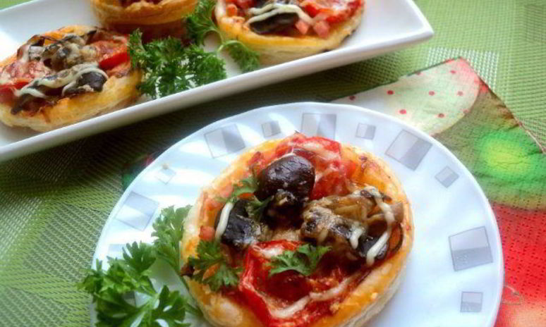 Рецепт мини-пиццы с грибами и ветчиной