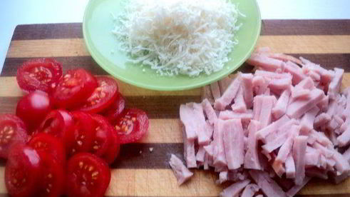 мини-пицца с грибами и ветчиной