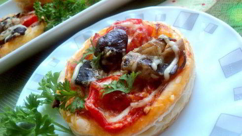 мини-пицца с грибами и ветчиной