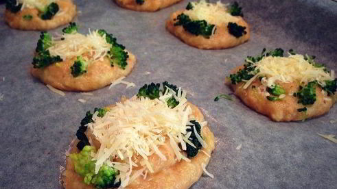 мини-пиццы на заварном тесте с пармезаном и брокколи