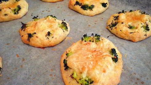 мини-пиццы на заварном тесте с пармезаном и брокколи