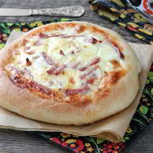 Пицца с колбасой