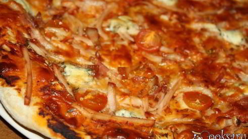 пицца ассорти на тесте на свежих дрожжах