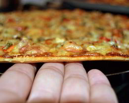 Пицца и пирожок