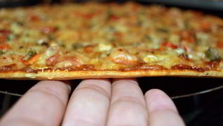 Пицца и пирожок