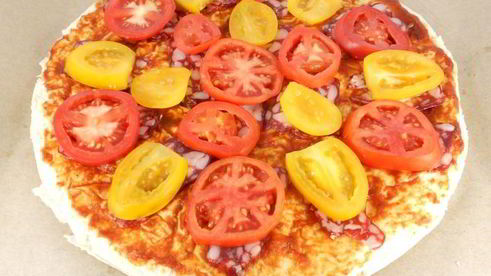 пицца из лаваша с сыровяленой колбасой