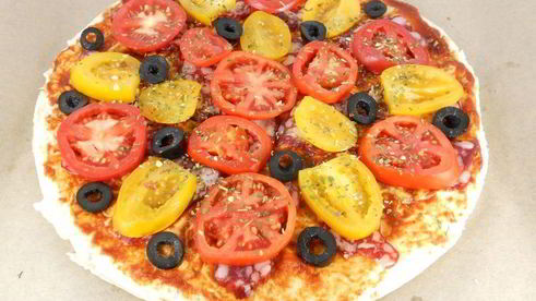 пицца из лаваша с сыровяленой колбасой