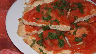 Пицца на лепешке из куриного фарша