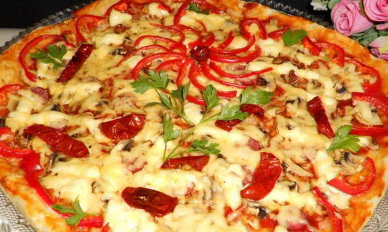 Рецепт пиццы праздничной с колбасой