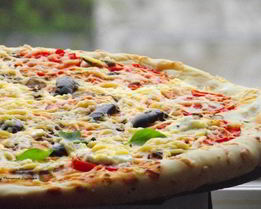 Пицца с фетой, помидорами и оливками