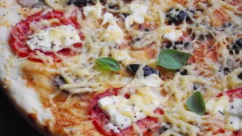 пицца с фетой, помидорами и оливками