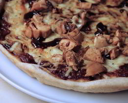 Пицца с грибами и курицей