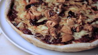 Пицца с грибами и курицей