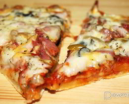 Пицца с грибами и ветчиной