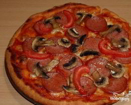Пицца с колбасой, грибами, помидорами и сыром