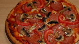 Пицца с колбасой, грибами, помидорами и сыром