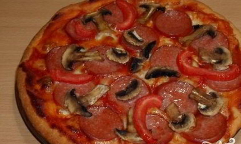 Рецепт пиццы с колбасой, грибами, помидорами и сыром