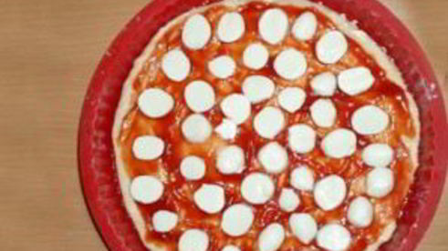 пицца с колбасой, грибами, помидорами и сыром