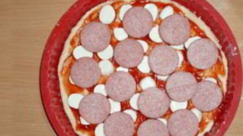 пицца с колбасой, грибами, помидорами и сыром