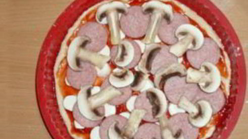 пицца с колбасой, грибами, помидорами и сыром