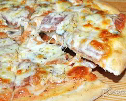 Пицца с колбасой и грибами