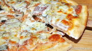 Пицца с колбасой и грибами