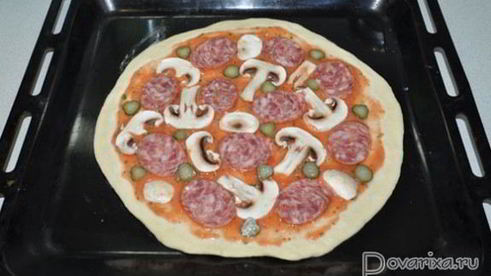 пицца с колбасой и грибами