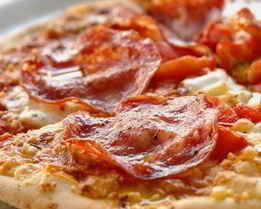 Пицца с колбасой и маринованным луком