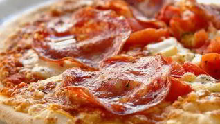 Пицца с колбасой и маринованным луком