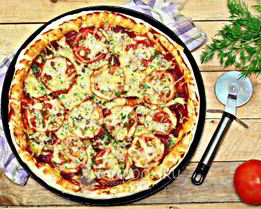 Пицца с колбасой, сыром и помидорами