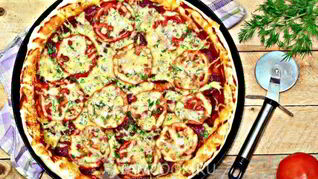 Пицца с колбасой, сыром и помидорами