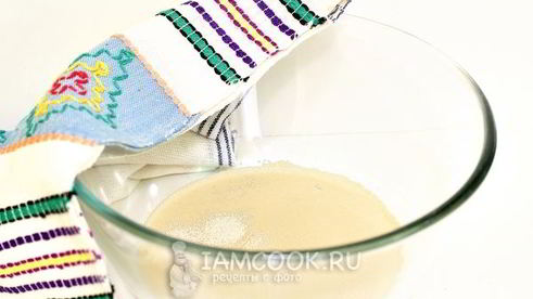 пицца с колбасой, сыром и помидорами