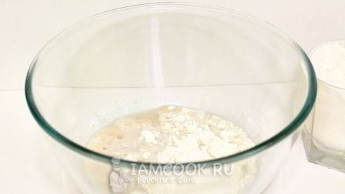 пицца с колбасой, сыром и помидорами