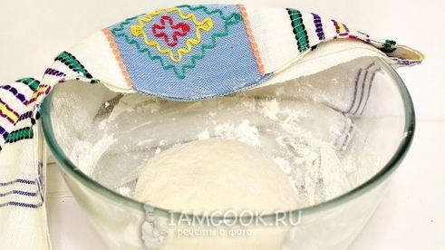 пицца с колбасой, сыром и помидорами