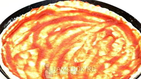 пицца с колбасой, сыром и помидорами