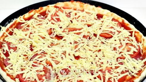 пицца с колбасой, сыром и помидорами