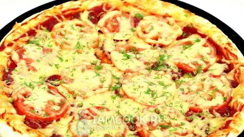 пицца с колбасой, сыром и помидорами