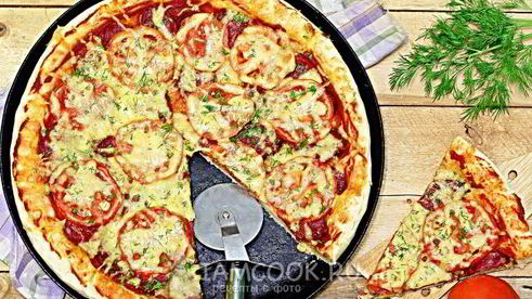 пицца с колбасой, сыром и помидорами