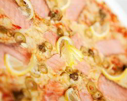 Пицца с копченым лососем и укропным кремом