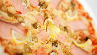 Пицца с копченым лососем и укропным кремом