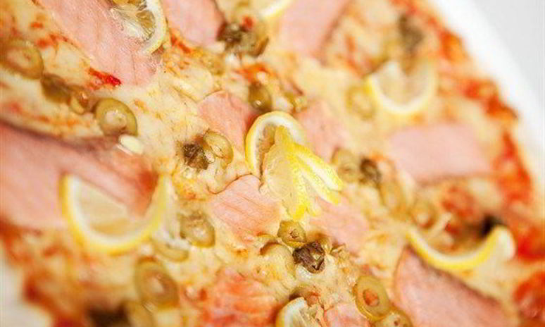 Рецепт пиццы с копченым лососем и укропным кремом