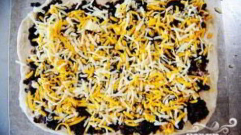 пицца с кукурузными лепешками, фасолью и сыром