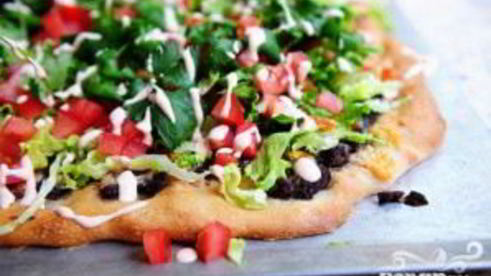 пицца с кукурузными лепешками, фасолью и сыром