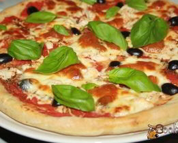 Пицца с курицей и маслинами