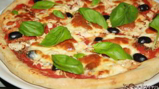 Пицца с курицей и маслинами