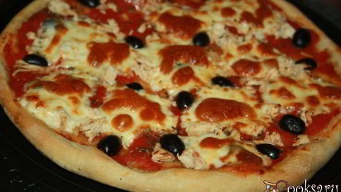 пицца с курицей и маслинами