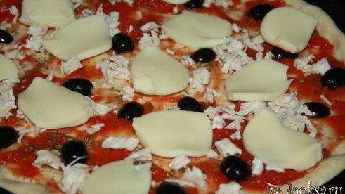 пицца с курицей и маслинами