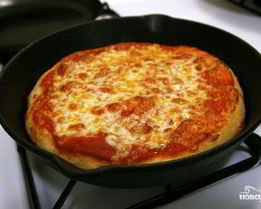 Пицца с курицей на сковороде