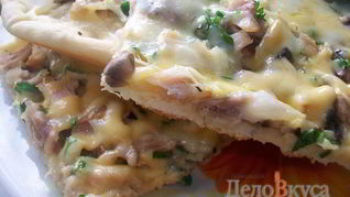 Пицца с курицей, шампиньонами и сыром без томатной основы