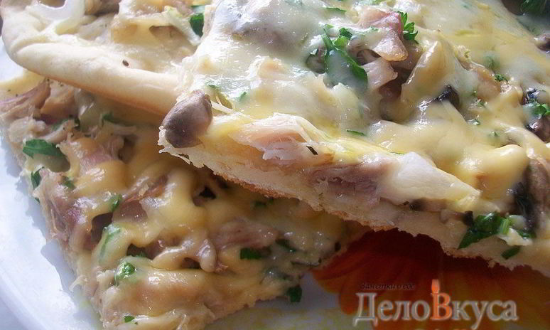 Рецепт пиццы с курицей, шампиньонами и сыром без томатной основы